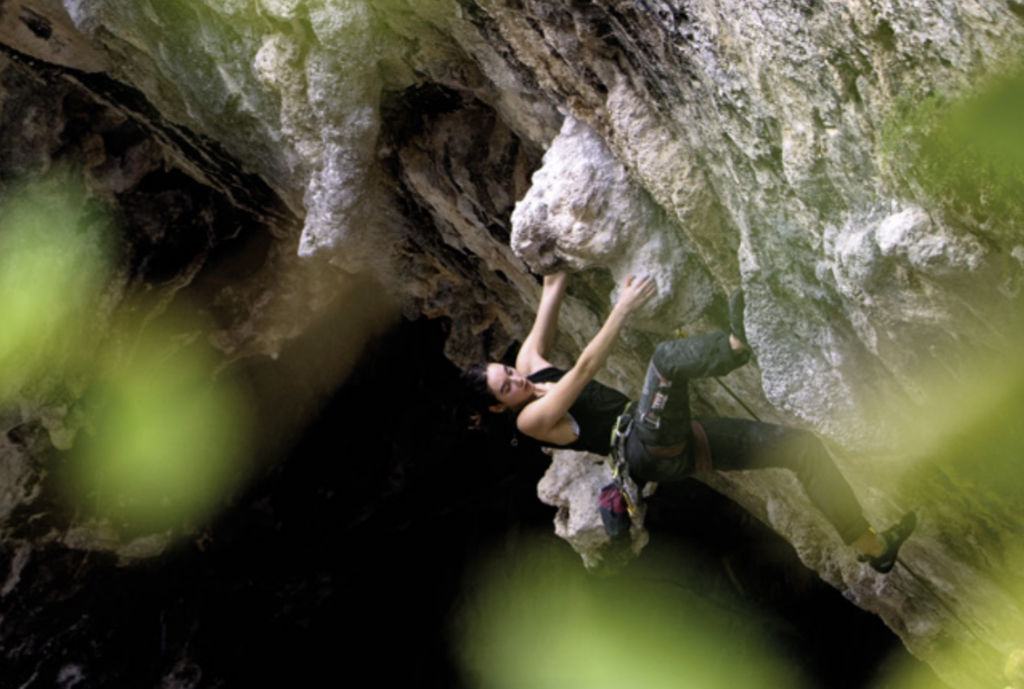 Авторка Емілі Рюденберг на Nosferatus(7c), Tecolote Cave, El Salto.